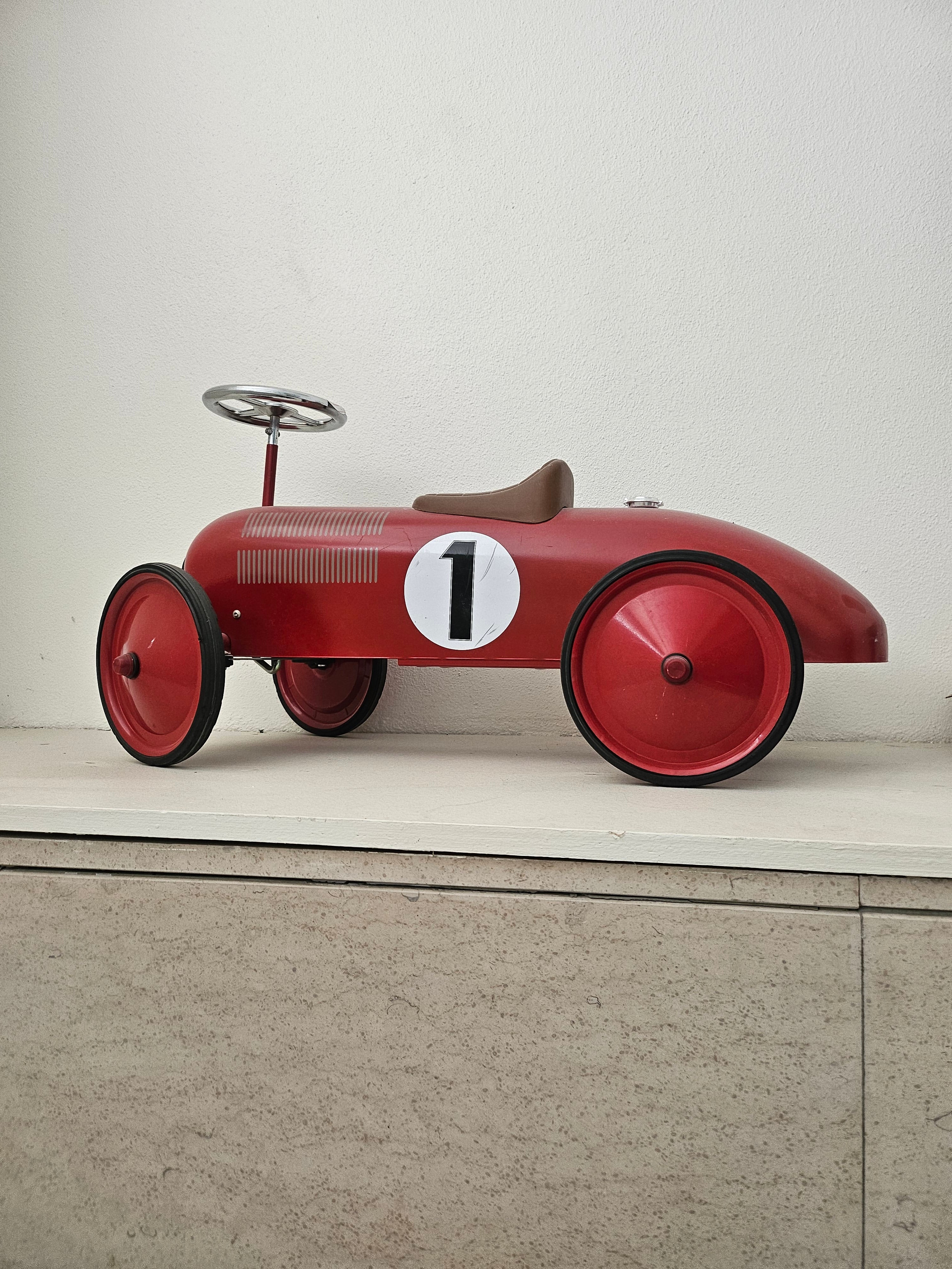Voiture à pédales style vintage rouge