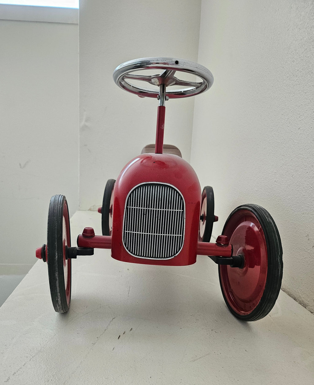 Voiture à pédales style vintage rouge