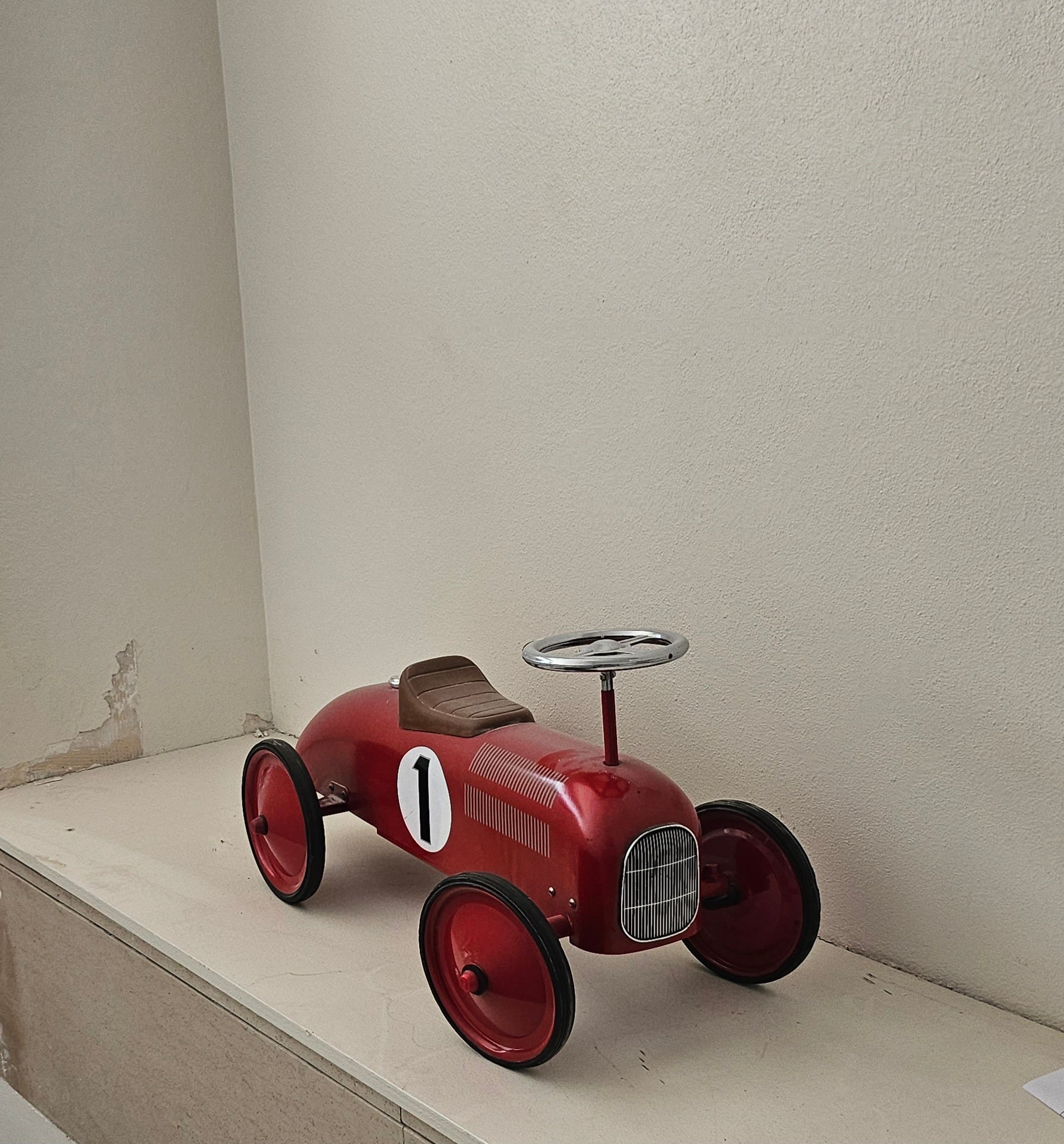 Voiture à pédales style vintage rouge