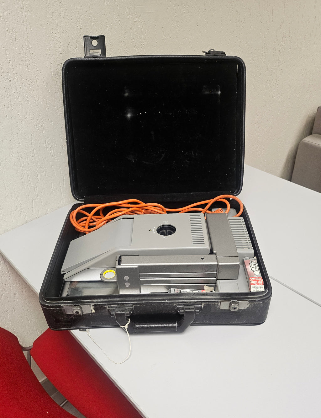 Projecteur de diapositives Philips vintage avec valise de transport