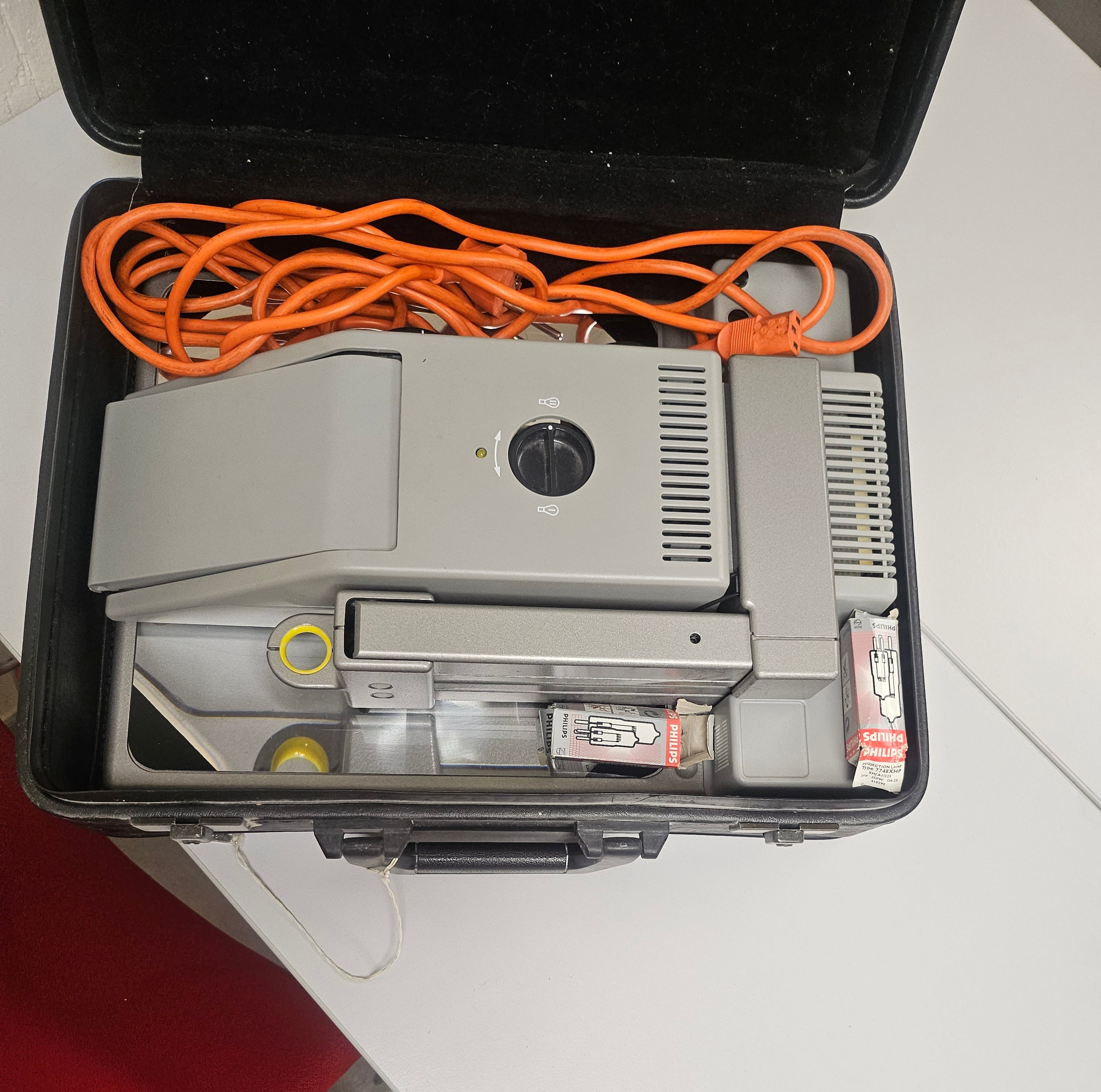 Projecteur de diapositives Philips vintage avec valise de transport
