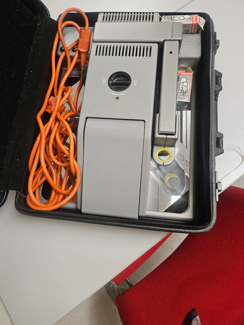 Projecteur de diapositives Philips vintage avec valise de transport