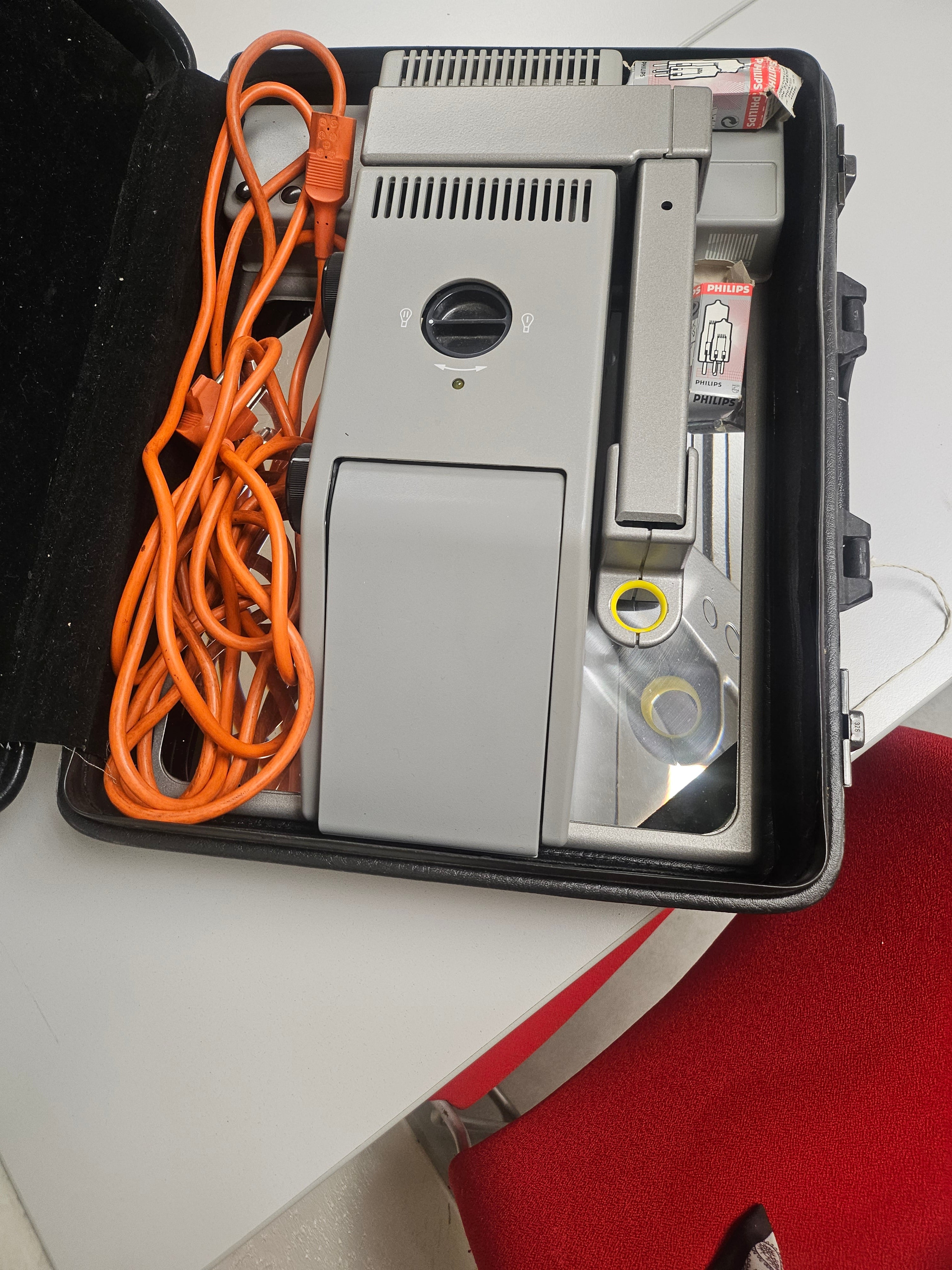 Projecteur de diapositives Philips vintage avec valise de transport