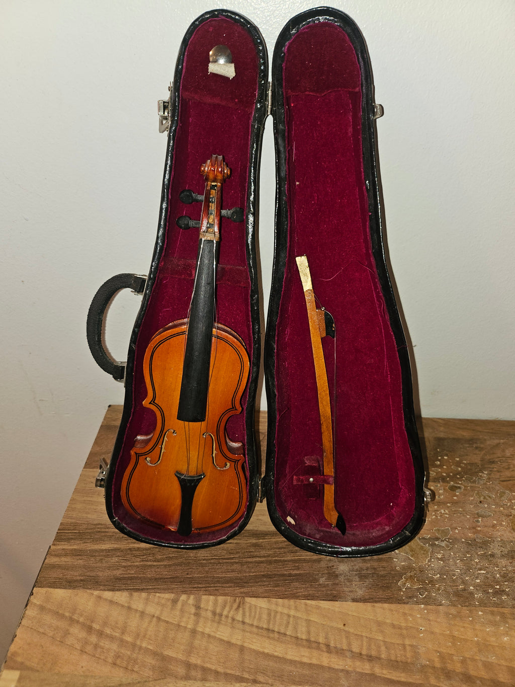 Violon miniature décoratif avec étui rigide – Objet de collection